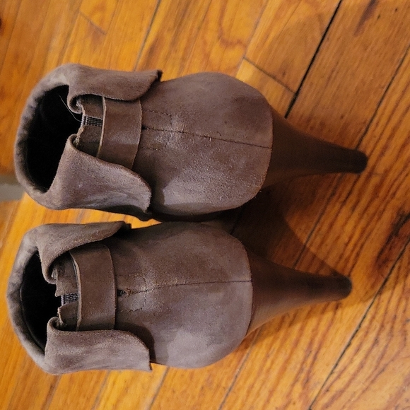Banana Republic Suede booties NWOT - Picture 2 of 7